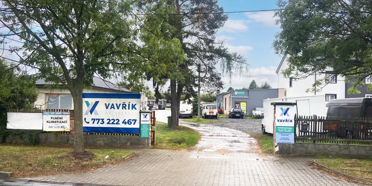 Čištění interiéru auta: důkladné vysátí, čištění palubní desky i možnost tepování