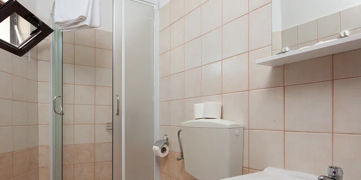 Pinia depandance*** u pláže v Karlobagu: 7 nocí s polopenzí, doprava busem, možnost bazénu aj.