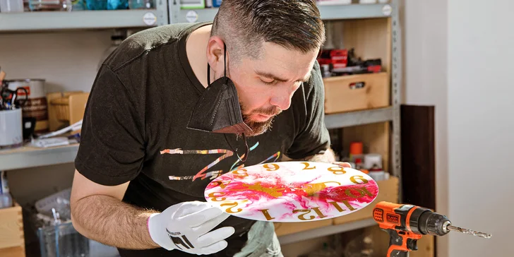 Zážitkové malování metodou fluid art: workshopy barvení podtácků, hodin i obrazů