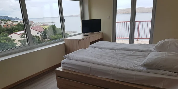 Hotel Zagreb*** u pláže v Karlobagu: polopenze, venkovní bazén, doprava busem v ceně