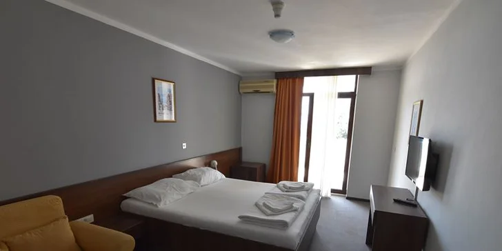 Hotel Zagreb*** u pláže v Karlobagu: polopenze, venkovní bazén, doprava busem v ceně