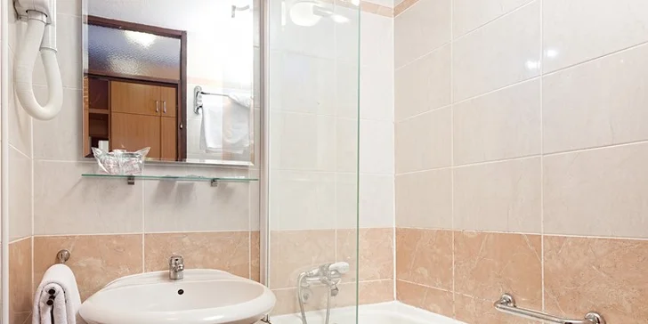 Hotel Zagreb*** u pláže v Karlobagu: polopenze, venkovní bazén, doprava busem v ceně