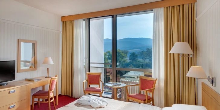 Pobyt ve 4* lázeňském hotelu v Piešťanech: polopenze, neomezené sauny a bazény i minerální koupel