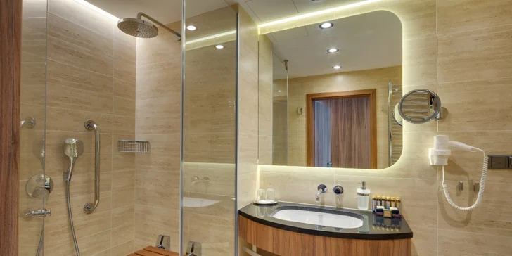 Pobyt ve 4* lázeňském hotelu v Piešťanech: polopenze, neomezené sauny a bazény i minerální koupel