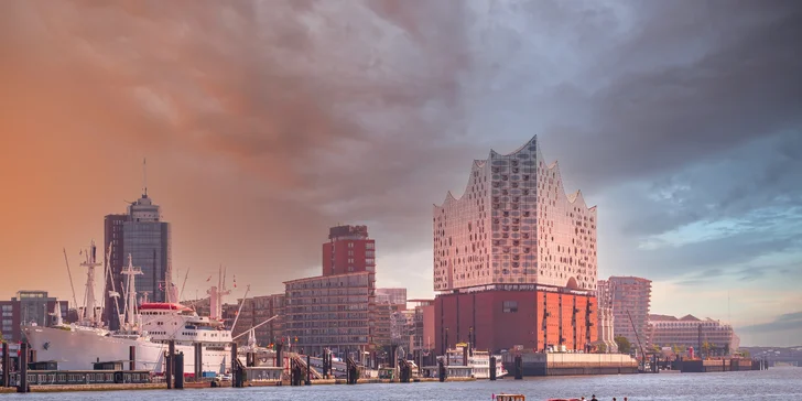 Objevte Hamburk: 3* hotel Hampton by Hilton se snídaní a plavbou lodí, 1,5 km od centra města