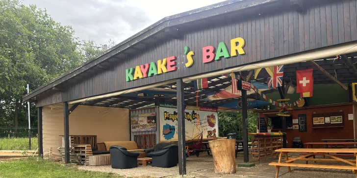 Ledová káva či míchaný drink v baru u vody: tequila sunrise i cuba libre