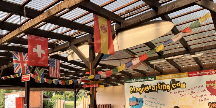 Ledová káva či míchaný drink v baru u vody: tequila sunrise i cuba libre