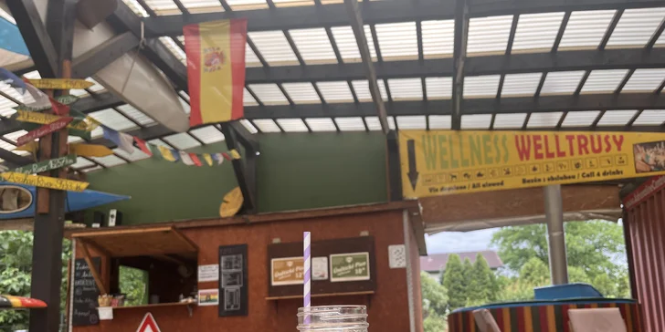 Ledová káva či míchaný drink v baru u vody: tequila sunrise i cuba libre