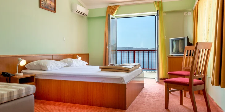 Hotel Zagreb*** u pláže v Karlobagu: polopenze, venkovní bazén, doprava busem v ceně