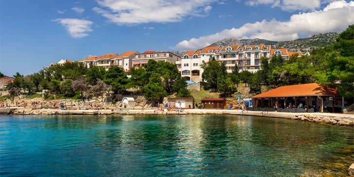 Hotel Zagreb*** u pláže v Karlobagu: polopenze, venkovní bazén, doprava busem v ceně