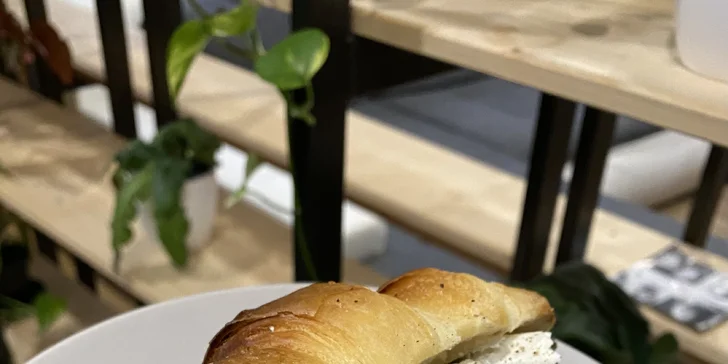 Káva v Porubě: latté, flat white i americano nebo domácí limča a zákusek dle výběru