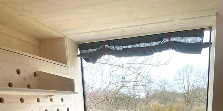 Romantický pobyt v posedu včetně snídaně: výhled na jabloně nebo levandulové pole