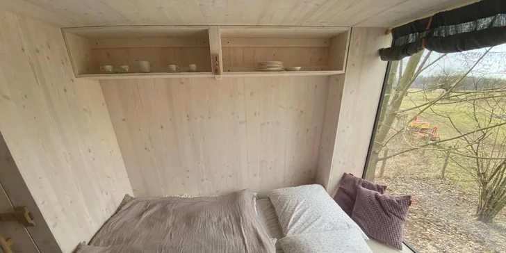 Romantický pobyt v posedu včetně snídaně: výhled na jabloně nebo levandulové pole
