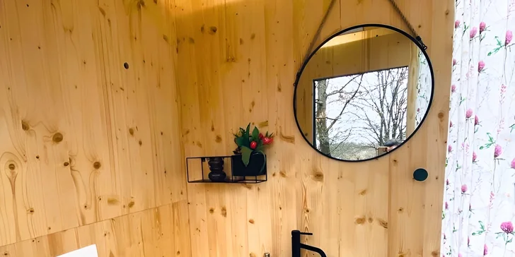 Romantický pobyt v posedu včetně snídaně: výhled na jabloně nebo levandulové pole