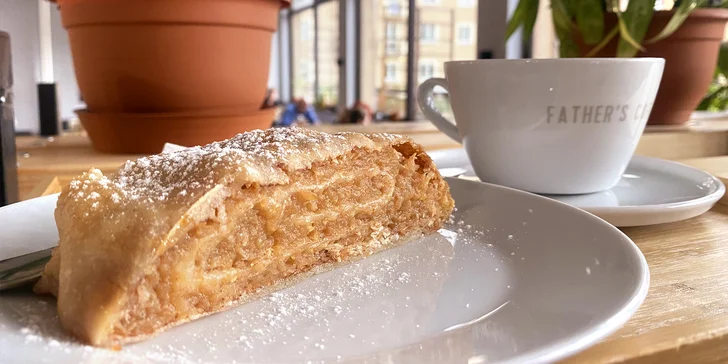 Káva v Porubě: latté, flat white i americano nebo domácí limča a zákusek dle výběru