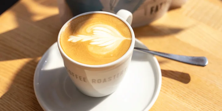 Káva v Porubě: latté, flat white i americano nebo domácí limča a zákusek dle výběru