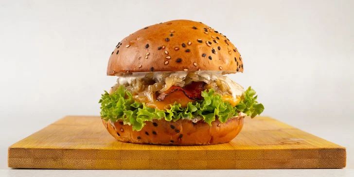 Burger podle výběru ze 4 druhů a domácí hranolky pro 1 nebo 2 osoby