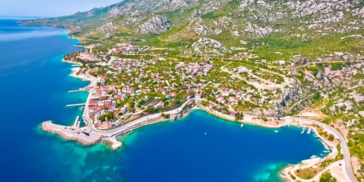 Pinia depandance*** u pláže v Karlobagu: 7 nocí s polopenzí, doprava busem, možnost bazénu aj.