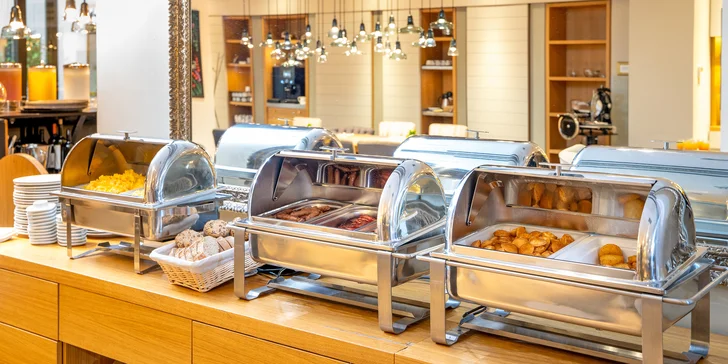 Neomezená bufetová snídaně včetně sklenky prosecca v hotelu Innside v centru Prahy