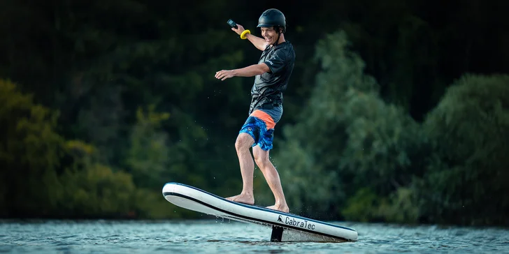 1 hod. na e-foil boardu vč. instruktora ve Wake Point Holoubkov