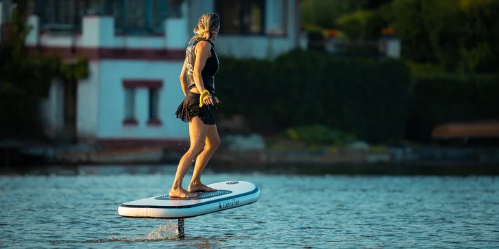 1 hod. na e-foil boardu vč. instruktora ve Wake Point Holoubkov