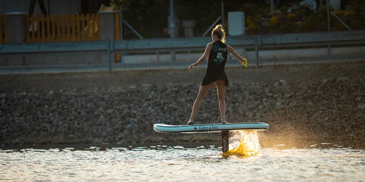 1 hod. na e-foil boardu vč. instruktora ve Wake Point Holoubkov