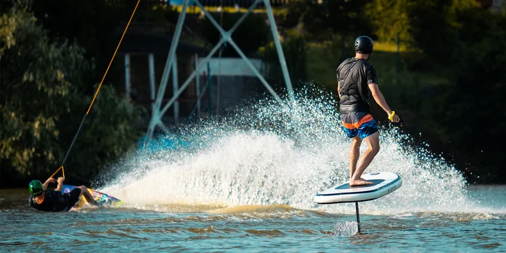 1 hod. na e-foil boardu vč. instruktora ve Wake Point Holoubkov