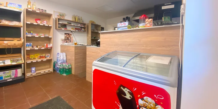 Smažák nebo kuřecí stripsy, hranolky i nápoje pro jednoho, dva či partu