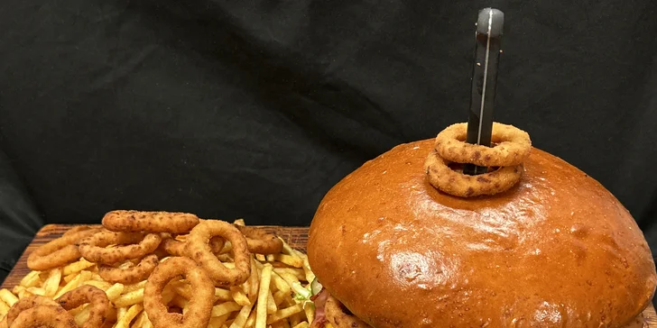 Nabušené burger menu s čedarovým přelivem pro dva nebo 2,5kg maxiburger pro celou partu