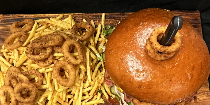 Nabušené burger menu s čedarovým přelivem pro dva nebo 2,5kg maxiburger pro celou partu