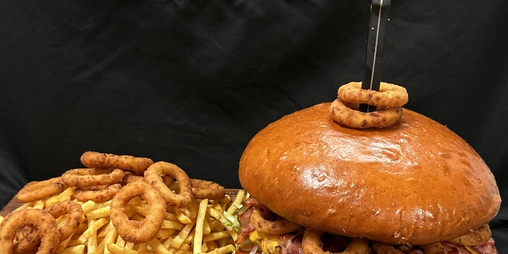Nabušené burger menu s čedarovým přelivem pro dva nebo 2,5kg maxiburger pro celou partu