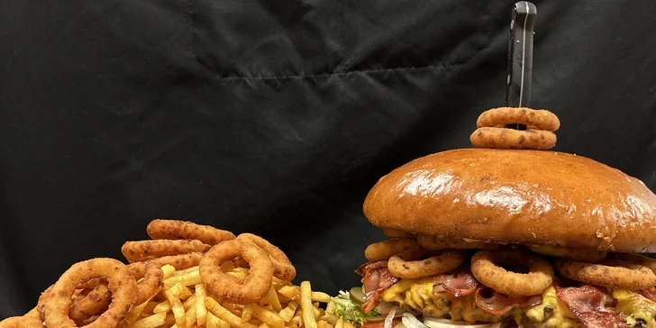 Nabušené burger menu s čedarovým přelivem pro dva nebo 2,5kg maxiburger pro celou partu
