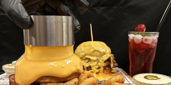 Nabušené burger menu s čedarovým přelivem pro dva nebo 2,5kg maxiburger pro celou partu