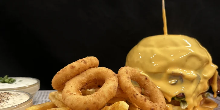 Nabušené burger menu s čedarovým přelivem pro dva nebo 2,5kg maxiburger pro celou partu