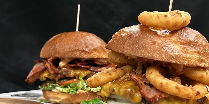 Nabušené burger menu s čedarovým přelivem pro dva nebo 2,5kg maxiburger pro celou partu