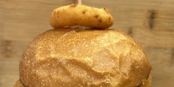 Nabušené burger menu s čedarovým přelivem pro dva nebo 2,5kg maxiburger pro celou partu