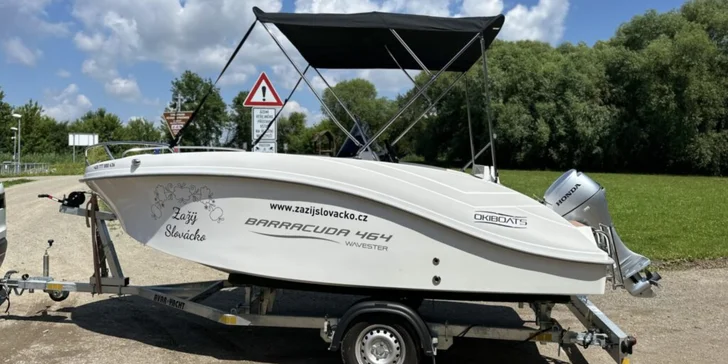 Splujte Baťův kanál: loď s kajutou, motorový člun nebo hausbót, plavba na pár hodin i celé dny