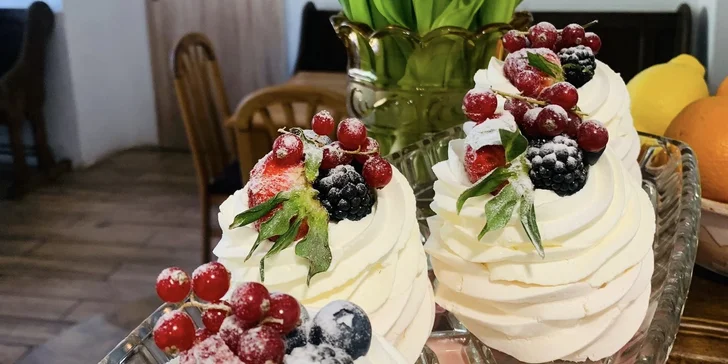 Káva podle výběru a dort pro 1 či 2 osoby v útulné kavárně Café 1516