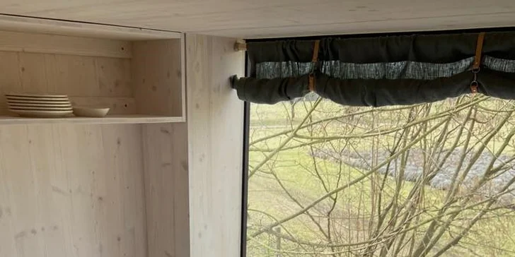 Romantický pobyt v posedu včetně snídaně: výhled na jabloně nebo levandulové pole