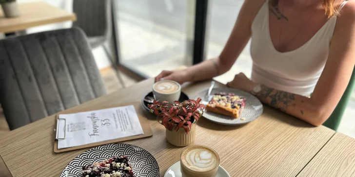 Voucher v hodnotě 300–1000 Kč do kavárny na Vinohradech: káva, matcha, koláče i brunche