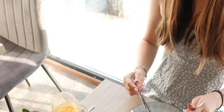 Voucher v hodnotě 300–1000 Kč do kavárny na Vinohradech: káva, matcha, koláče i brunche