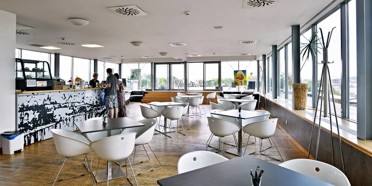 Café Vítkov: dort s kávou nebo Gin & Tonic s výhledem na Žižkov a Karlín