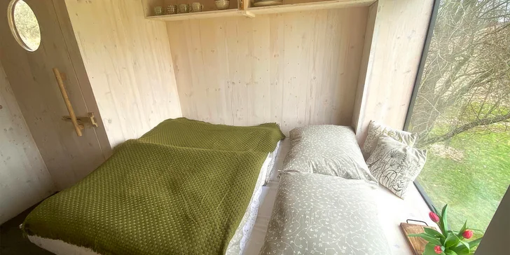 Romantický pobyt v posedu včetně snídaně: výhled na jabloně nebo levandulové pole