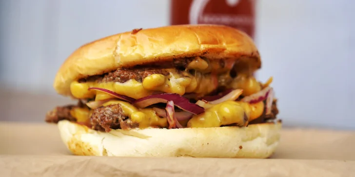 Jeden či dva smash jihoafrické burgery s hovězím, čedarem a domácí omáčkou v máslové bulce