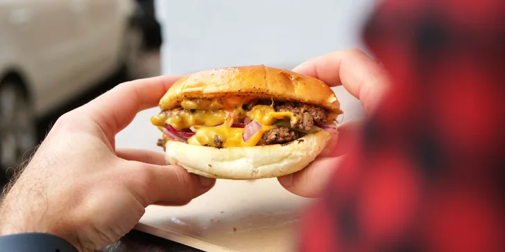 Jeden či dva smash jihoafrické burgery s hovězím, čedarem a domácí omáčkou v máslové bulce