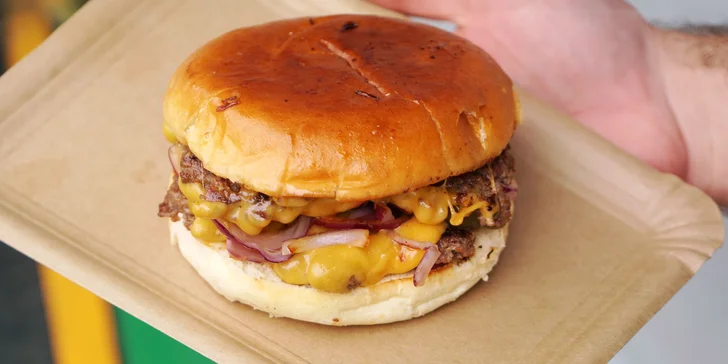 Jeden či dva smash jihoafrické burgery s hovězím, čedarem a domácí omáčkou v máslové bulce
