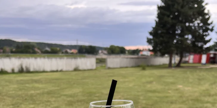 Ledová káva či míchaný drink v baru u vody: tequila sunrise i cuba libre