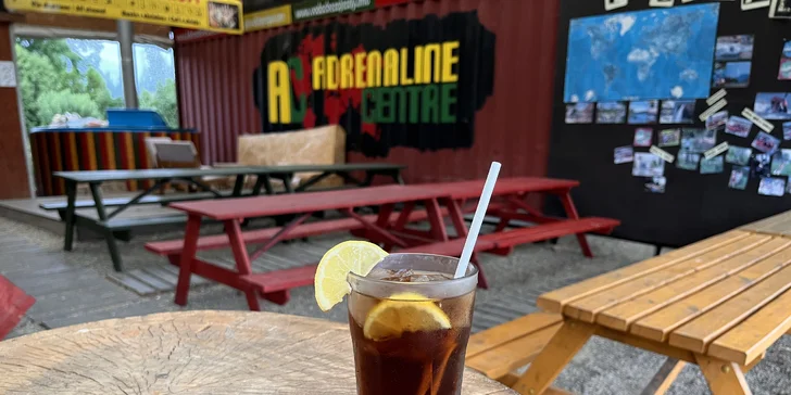 Ledová káva či míchaný drink v baru u vody: tequila sunrise i cuba libre