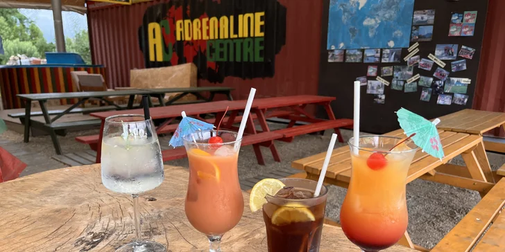 Ledová káva či míchaný drink v baru u vody: tequila sunrise i cuba libre