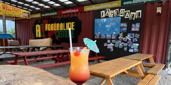 Ledová káva či míchaný drink v baru u vody: tequila sunrise i cuba libre